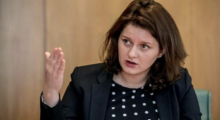 Maláčová: „Je potřeba se bavit i o přísné regulaci Airbnb. Turisté patří do hotelů, nikoliv do bytů. Je to také o větší státní podpoře družstevnictví,“ uvedla ministryně.